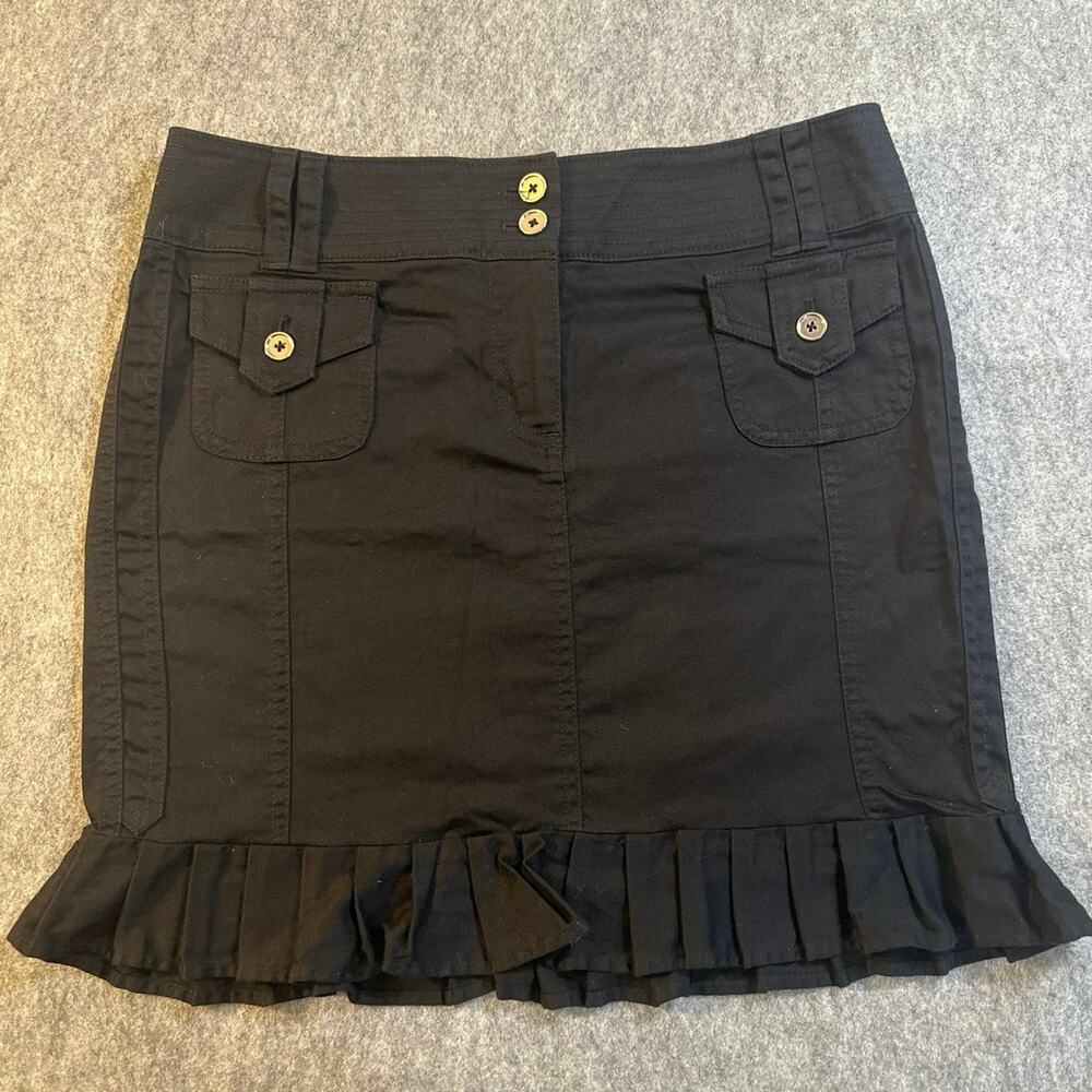White House Black Market Black Skirt, ruffle bottem, zip up and 4 pockets size 2
